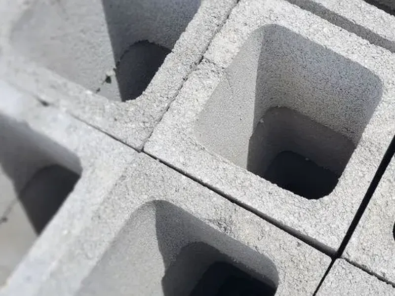 Pilha de meio bloco de concreto 14